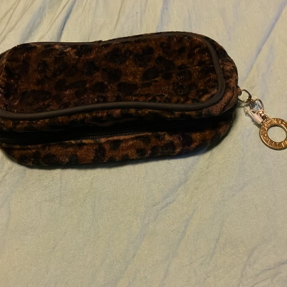 Adrienne Vittadini leopard print cosmetic bag. - Picture 2 of 2
